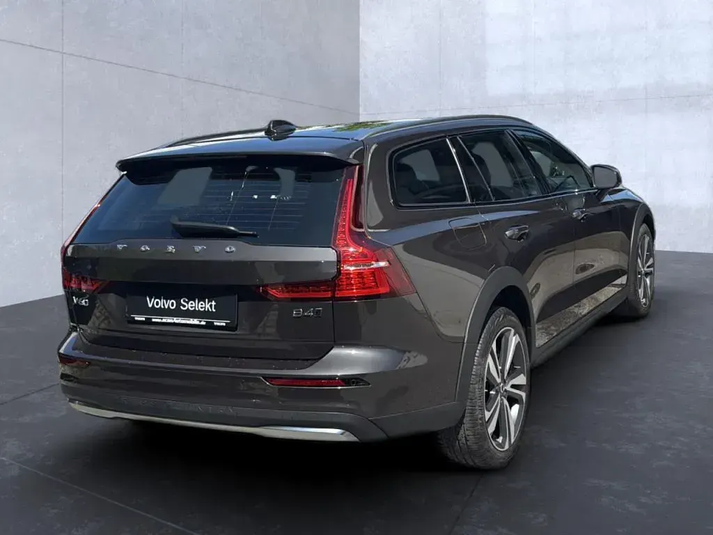 Gebraucht Volvo V60 Plus 197 PS (144 kW) 2024 Platinum grey / (metallic) Kombi