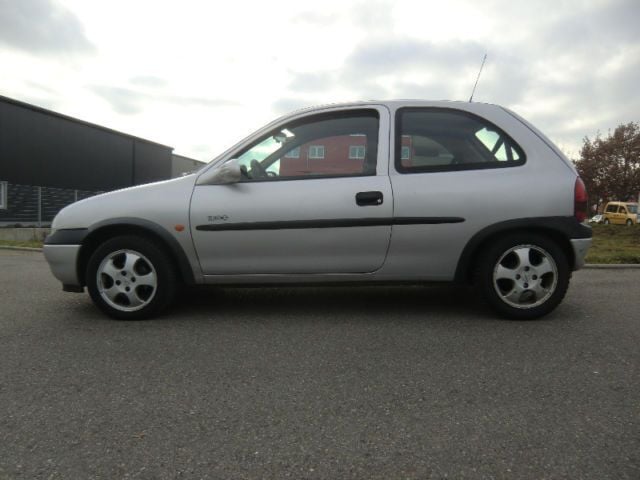 Gebraucht Opel Corsa Edition 65 PS (47 kW) 2000 Silber metallic Kleinwagen