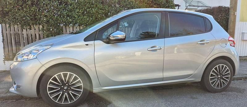 Gebraucht Peugeot 208 Active 83 PS (61 kW) 2015 Silber Kleinwagen