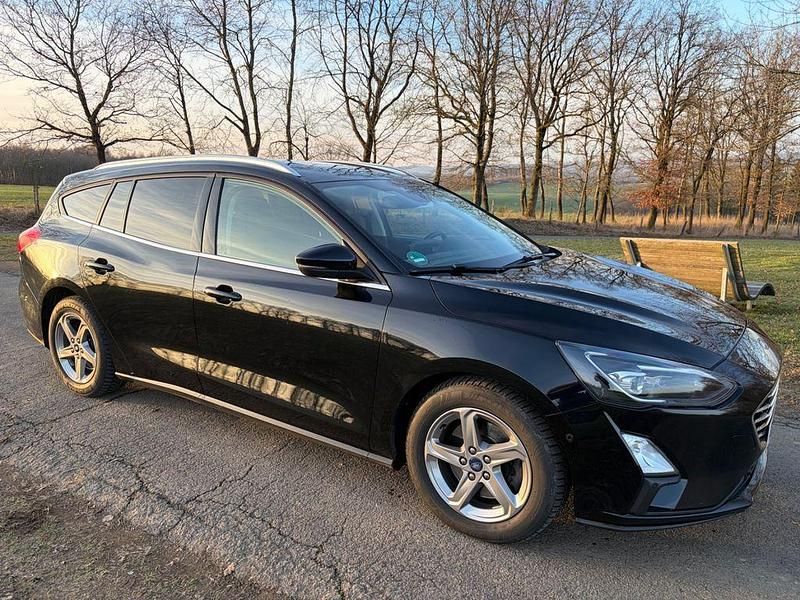 Schwarz Gebraucht 2021 Ford Focus Titanium Limousine | 15.699 € (Etwas zu teuer) - Bild 1/4
