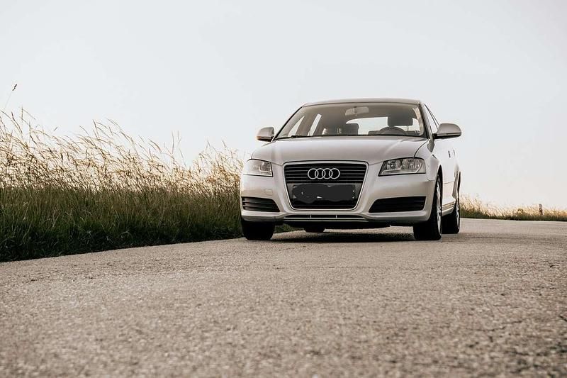Grau Gebraucht 2009 Audi A3 Attraction Kleinwagen | 4.000 € (Guter Preis) - Bild 1/4