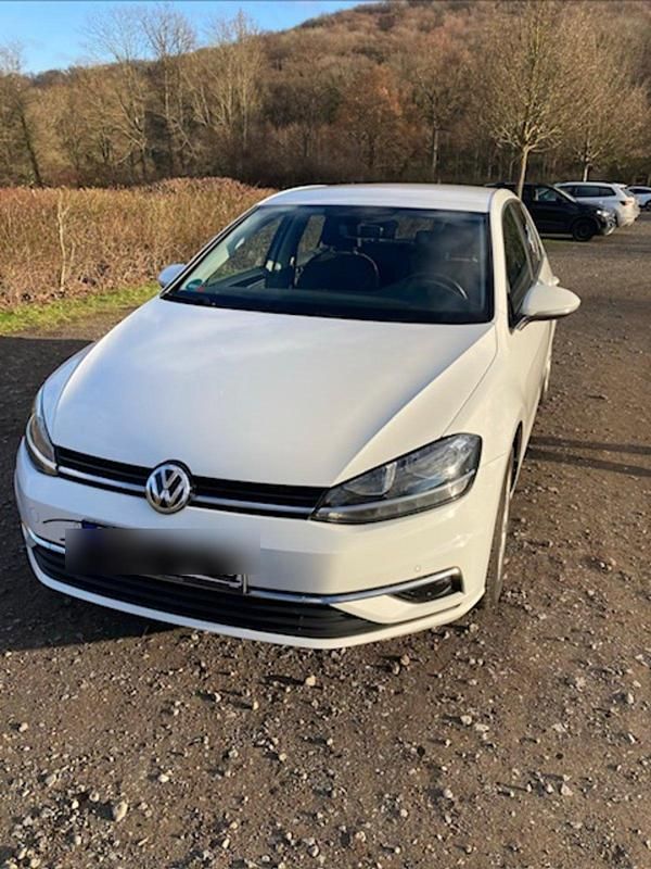 Weiß Gebraucht 2017 VW Golf Limousine | 12.800 € - Bild 1/4