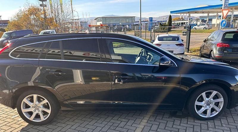 Gebraucht Volvo V60 Momentum 181 PS (133 kW) 2015 Schwarz Kombi