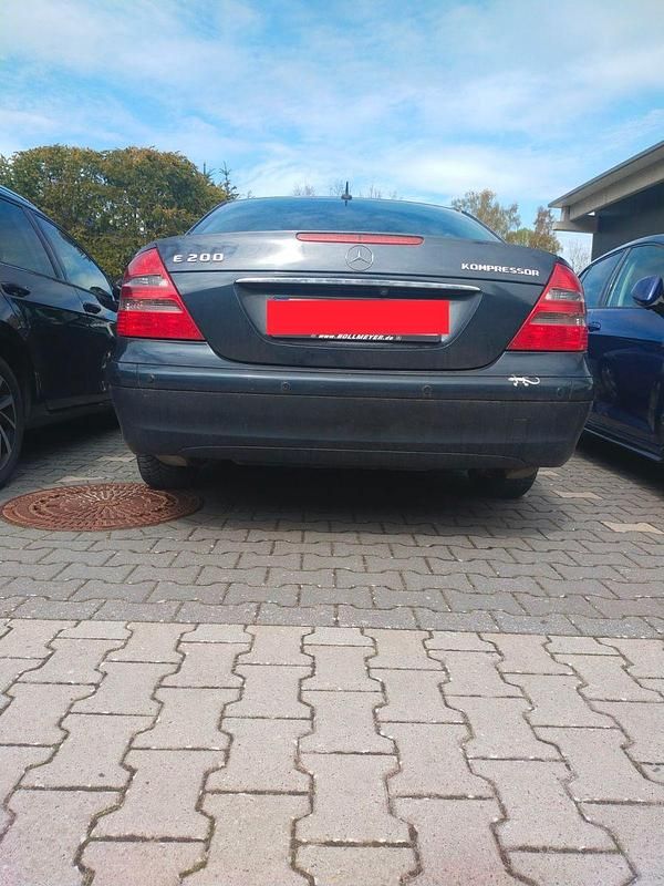 Second-hand Mercedes E200 163 CP (119 kW) 2004 Negru Berlinǎ