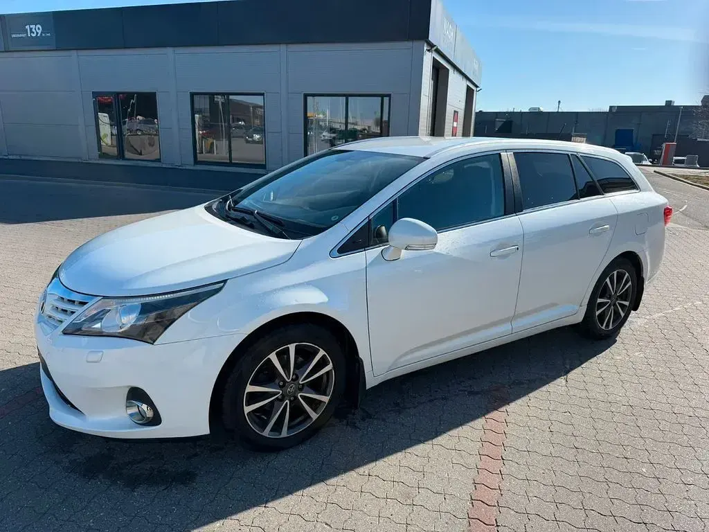 Gebraucht Toyota Avensis Comfort 124 PS (91 kW) 2013 Weiß Kombi