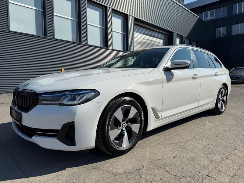 Weiß Gebraucht 2021 BMW 520 Sport Line Kombi | 32.900 € (Fairer Preis) - Bild 1/4