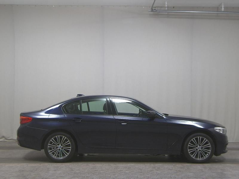 Blau Gebraucht 2019 BMW 520 Sport Line Limousine | 17.950 € (Teuer) - Bild 1/4