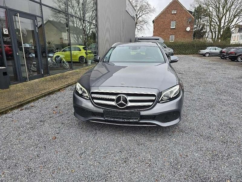 Gebraucht Mercedes E350 Avantgarde 258 PS (189 kW) 2018 Selenitgrau  metalliclack (metallic) Kombi