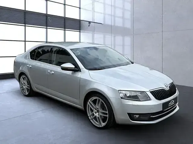 Usata Skoda Octavia Elegance 150 CV (110 kW) 2014 Argento Utilitaria