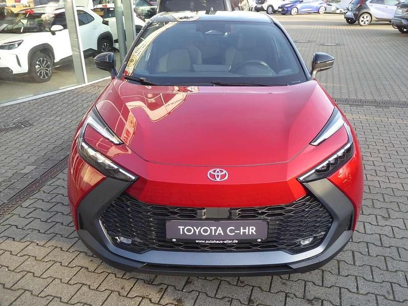 Neu Toyota C-HR 140 PS (102 kW) 2025 Karminarot / schwarz SUV