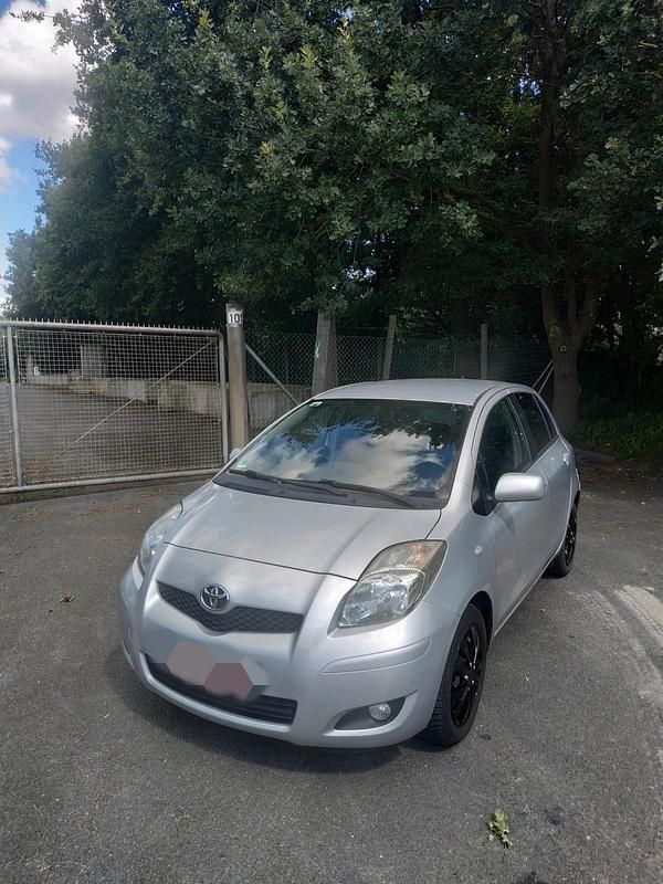Silber Gebraucht 2011 Toyota Yaris Edition Kleinwagen | 3.990 € (Fairer Preis) - Bild 1/4