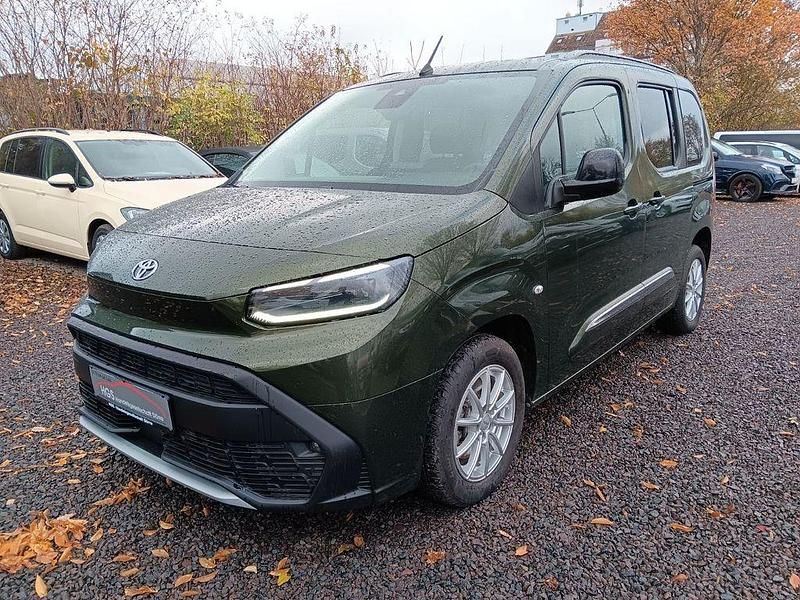 Grün Gebraucht 2024 Toyota Proace Verso City Kombi | 27.990 € (Guter Preis) - Bild 1/4