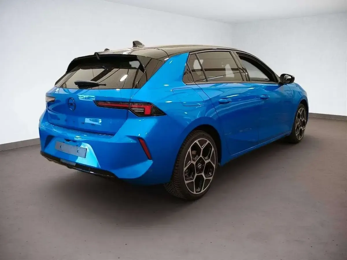 Używany Opel Astra Ultimate 131 KM (96 kW) 2024 Niebieski Sedan/Limuzyna