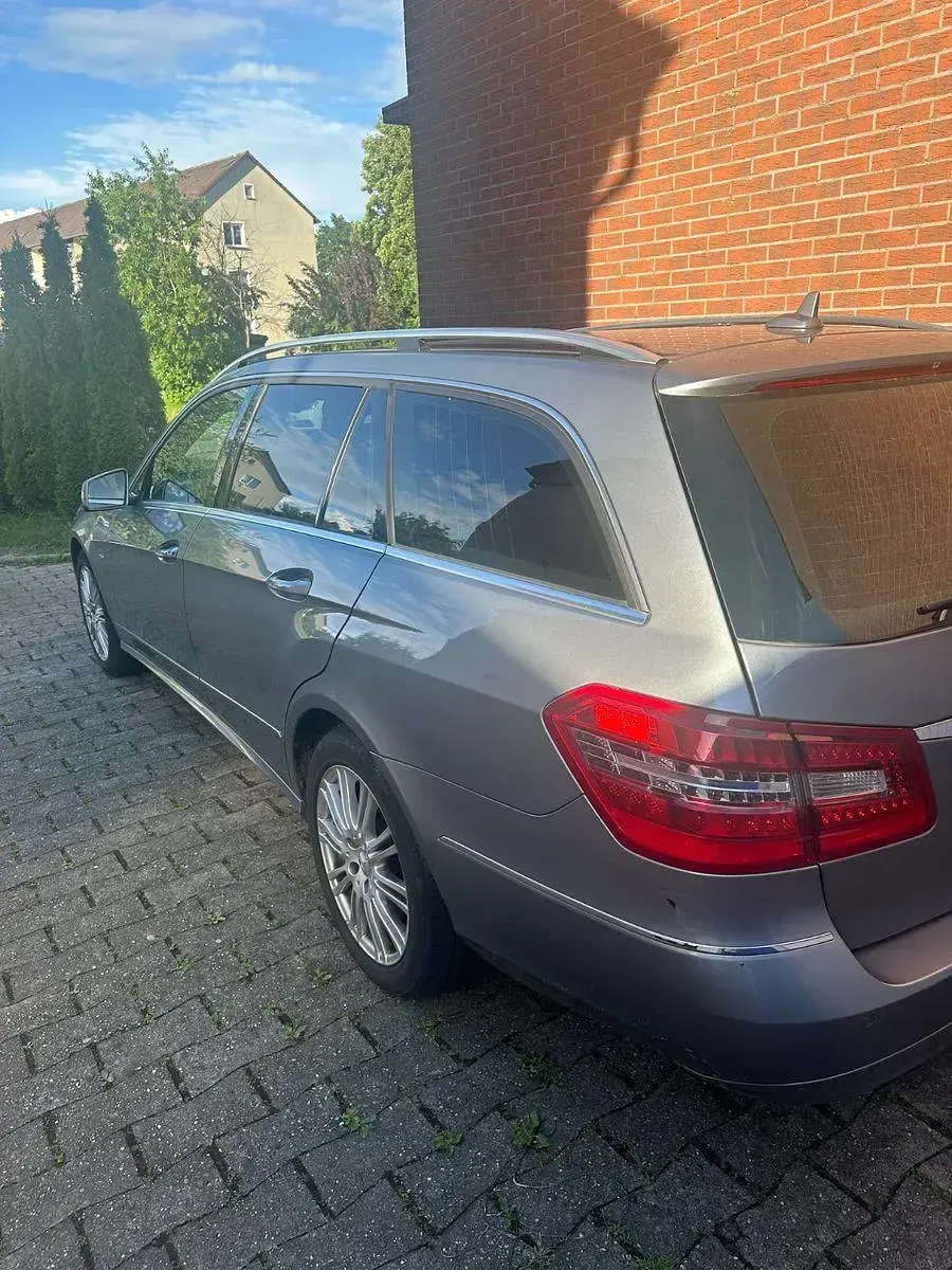Gebraucht Mercedes E250 204 PS (150 kW) 2011 Grau Limousine
