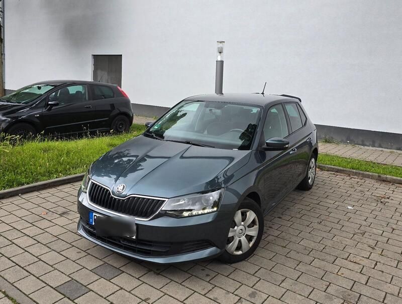 Grau Gebraucht 2016 Skoda Fabia Kleinwagen | 8.990 € (Guter Preis) - Bild 1/4