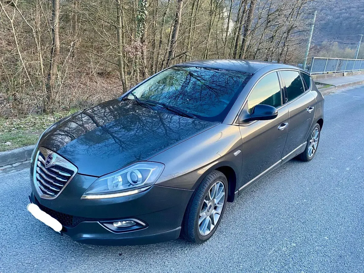 Usata Lancia Delta 120 CV (88 kW) 2012 Grigio Utilitaria