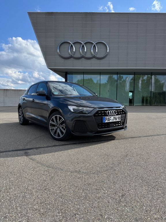 Grau Gebraucht 2024 Audi A1 Sportback Advanced Kleinwagen | 23.899 € (Guter Preis) - Bild 1/4