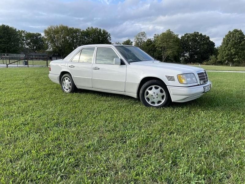 Gebraucht Mercedes E300 143 PS (105 kW) 1995 Weiß Limousine