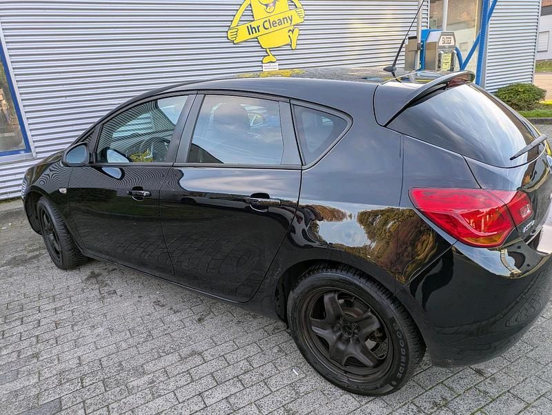 Gebraucht Opel Astra 101 PS (74 kW) 2011 Schwarz Limousine