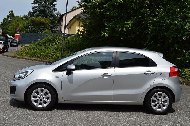 Silber Gebraucht 2015 Kia Rio Edition 7 Limousine | 6.599 € (Fairer Preis) - Bild 1/4