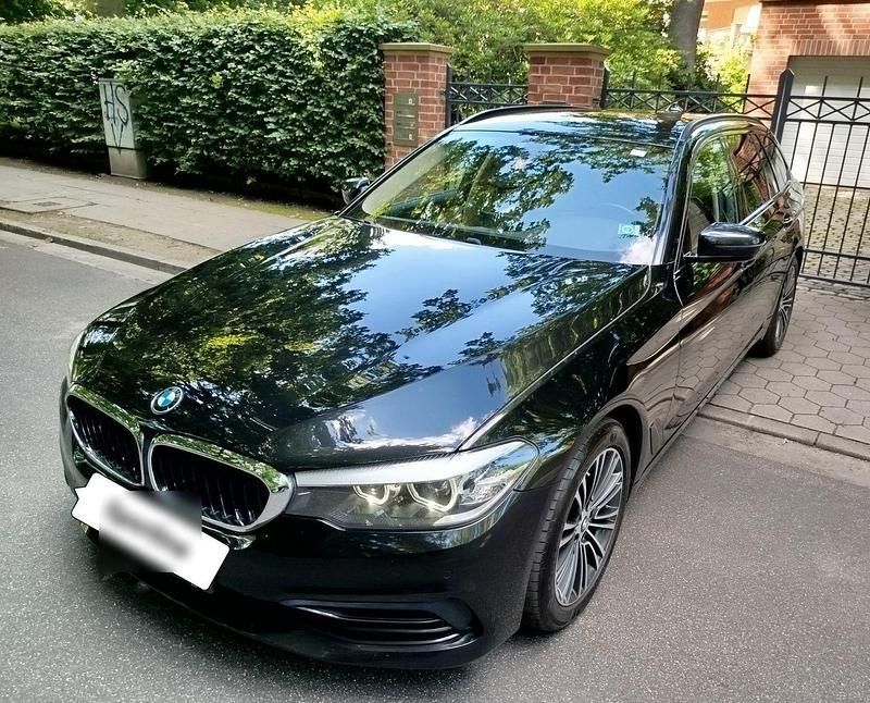 Schwarz Gebraucht 2020 BMW 520 Sport Line Kombi | 17.999 € (Superpreis) - Bild 1/4