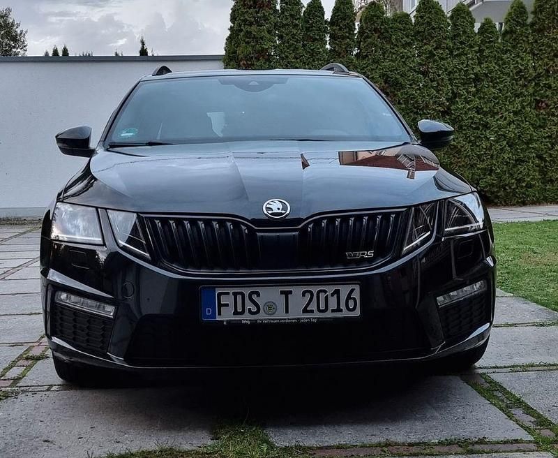 Schwarz Gebraucht 2019 Skoda Octavia RS Kombi | 17.800 € (Superpreis) - Bild 1/4