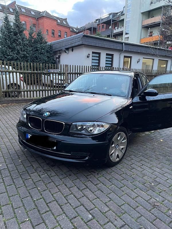 Schwarz Gebraucht 2009 BMW 116 Kleinwagen | 4.500 € - Bild 1/4