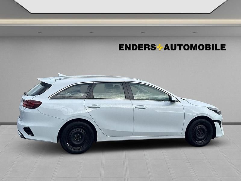 Gebraucht Kia Ceed Spirit 141 PS (103 kW) 2022 (wd) cararraweiss Kleinwagen