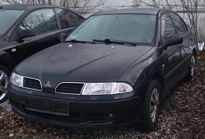 Schwarz Gebraucht 2000 Mitsubishi Carisma Comfort Edition Limousine | 590 € (Superpreis) - Bild 1/4