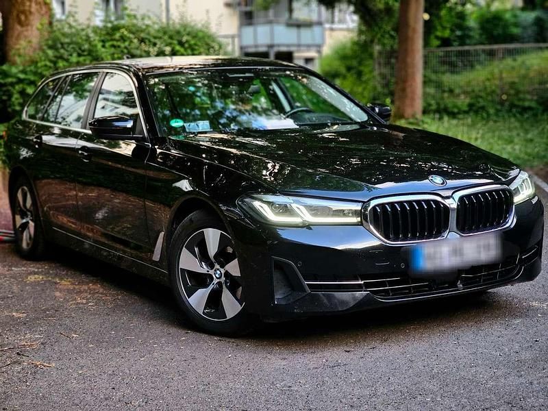 Schwarz Gebraucht 2021 BMW 520 Comfort Edition Kombi | 24.999 € (Fairer Preis) - Bild 1/4