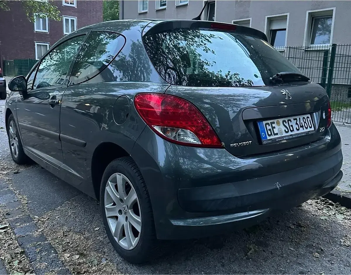 Gebraucht Peugeot 207 73 PS (53 kW) 2010 Grau Kleinwagen