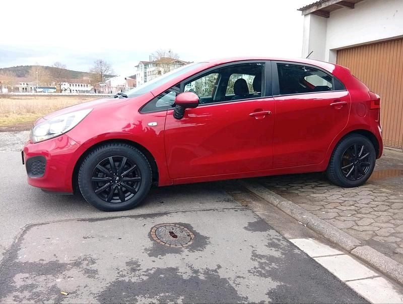 Gebraucht Kia Rio Edition 7 86 PS (63 kW) 2013 Rot Kleinwagen