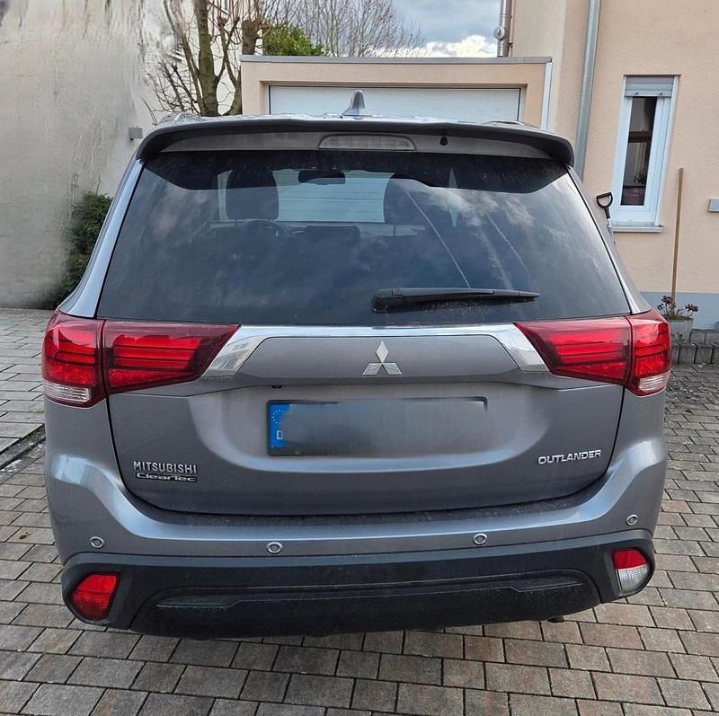 Gebraucht Mitsubishi Outlander 149 PS (109 kW) 2019 Grau SUV