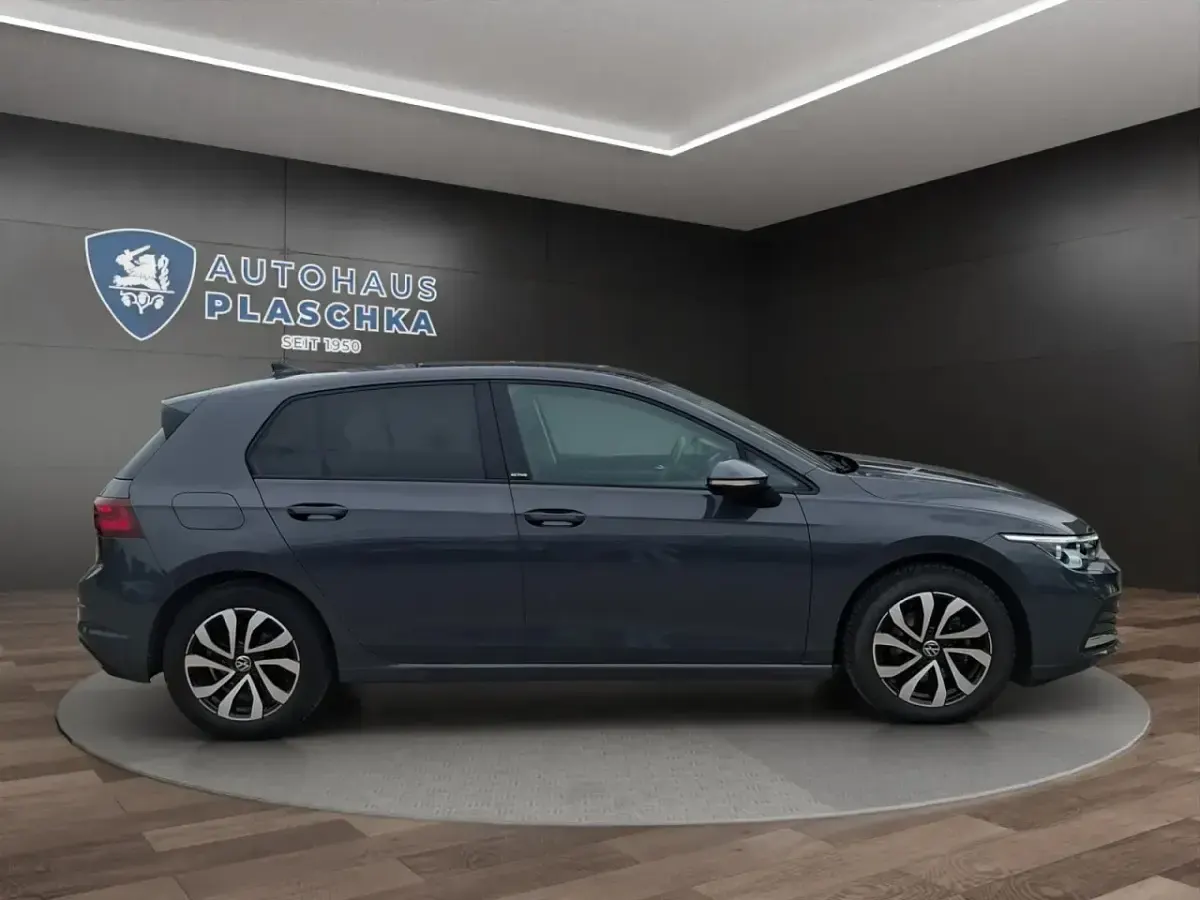 Gebraucht VW Golf VIII Active 150 PS (110 kW) 2022 Delfingrau Limousine
