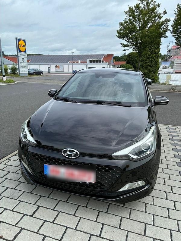 Gebraucht Hyundai i20 Classic 84 PS (61 kW) 2016 Schwarz Kleinwagen