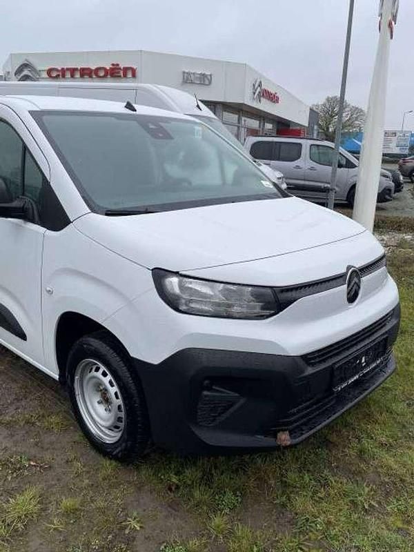 Lackierung weiss icy Gebraucht 2024 Citroën Berlingo PureTech Van / Kleinbus | 22.680 € (Fairer Preis) - Bild 1/4