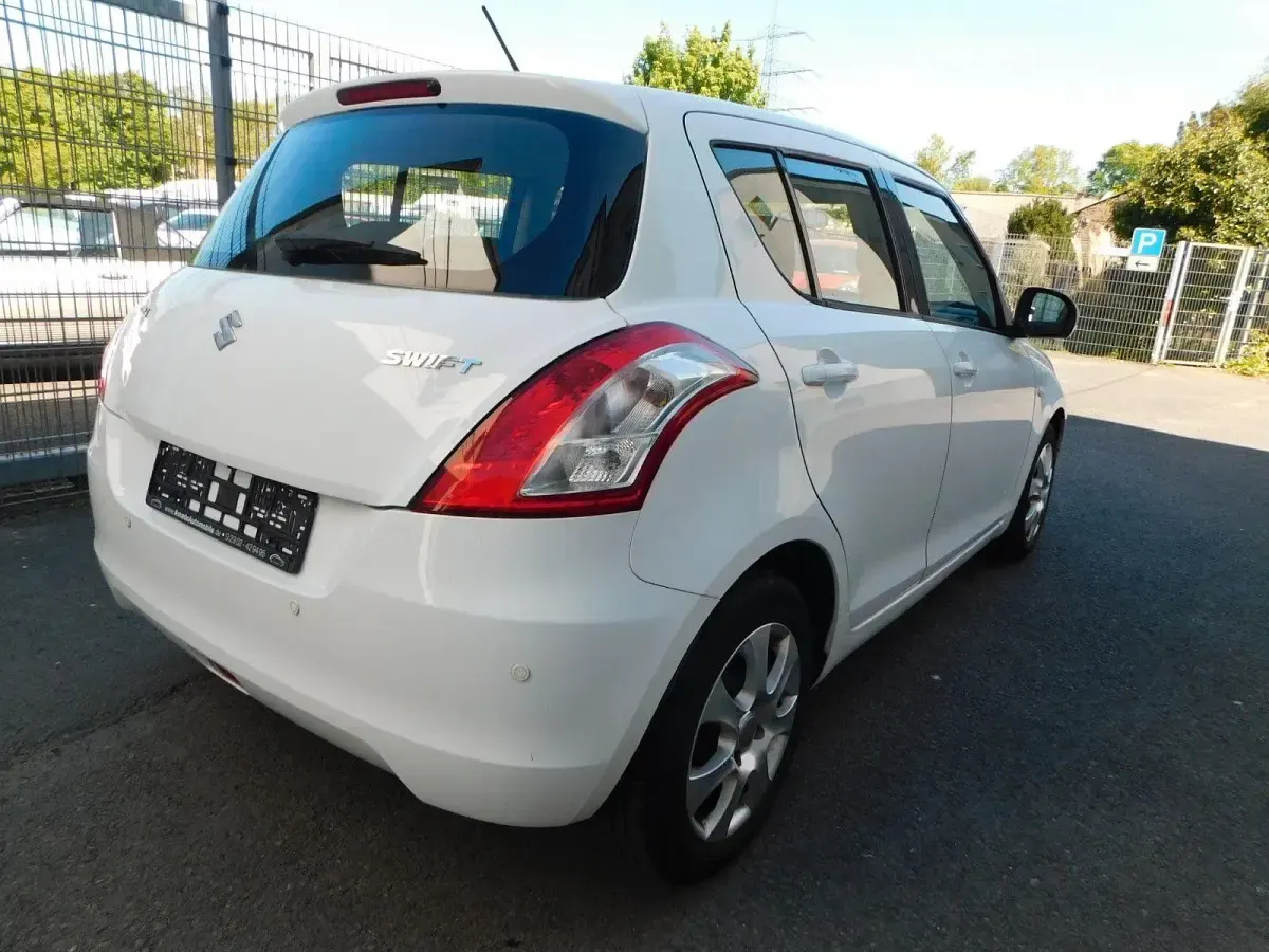 Gebraucht Suzuki Swift Club 94 PS (69 kW) 2012 Weiß Kleinwagen
