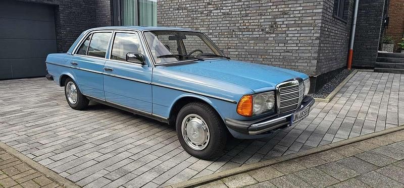 Gebraucht Mercedes E230 136 PS (100 kW) 1982 Blau Limousine