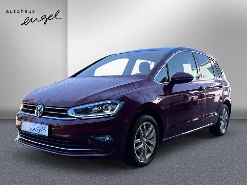 Cranberry red metallic Gebraucht 2019 VW Golf Sportsvan Highline Van / Kleinbus | 21.985 € (Fairer Preis) - Bild 1/4