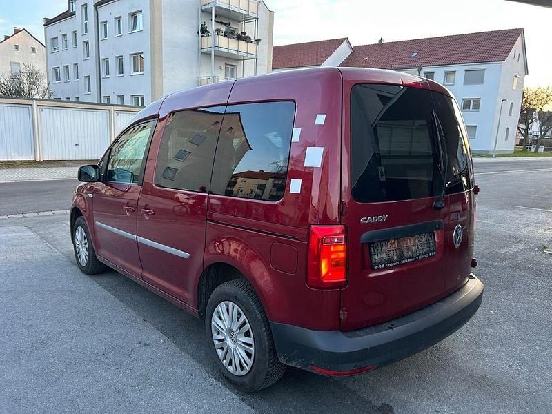 Gebraucht VW Caddy Trendline 75 PS (55 kW) 2018 Rot Van / Kleinbus