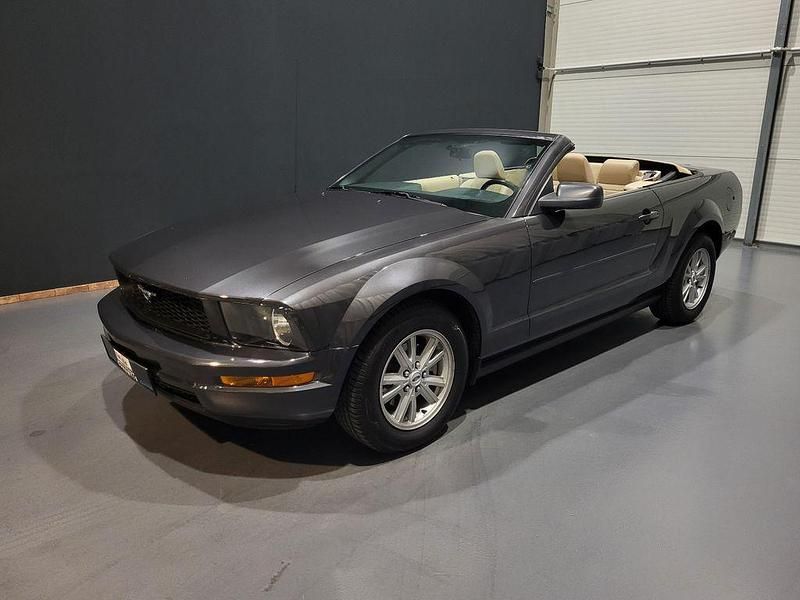 Grau Gebraucht 2015 Ford Mustang Cabrio | 15.950 € - Bild 1/4