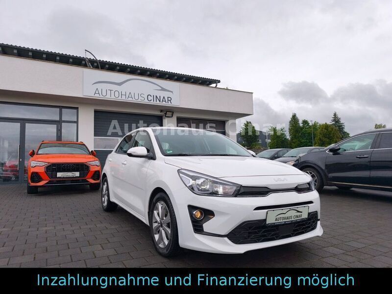 Weiß Gebraucht 2021 Kia Rio Vision Limousine | 15.990 € (Fairer Preis) - Bild 1/4