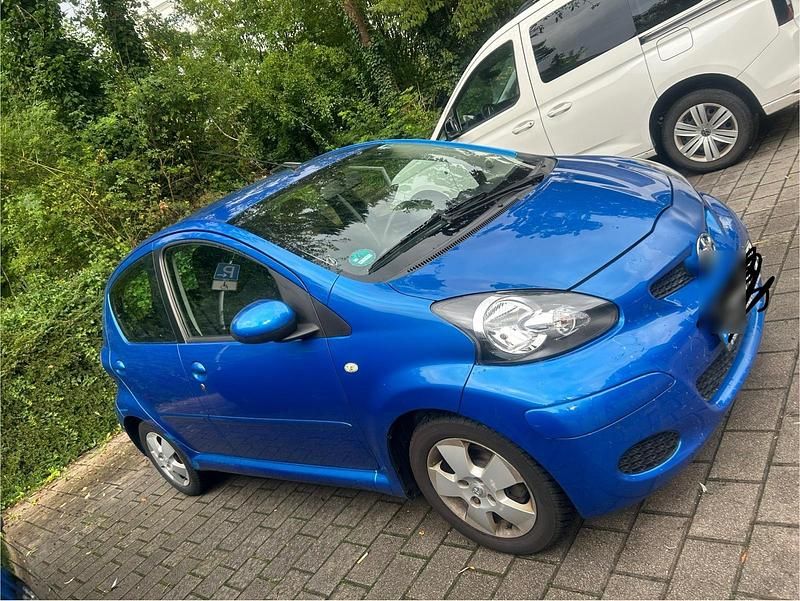 Blau Gebraucht 2009 Toyota Aygo Kleinwagen | 2.500 € - Bild 1/4