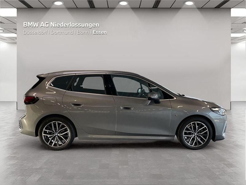 Gebraucht BMW 220 Active Tourer Luxury Line 156 PS (114 kW) 2023 Grau Van / Kleinbus