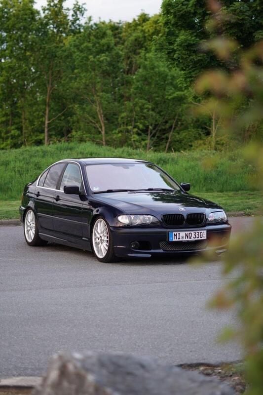 Blau Gebraucht 2002 BMW 330 M Sport Limousine | 15.799 € - Bild 1/4