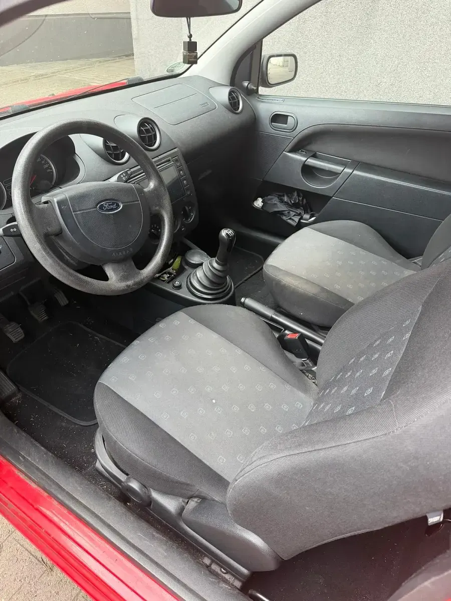 Gebraucht Ford Fiesta 63 PS (46 kW) 2005 Rot Kleinwagen