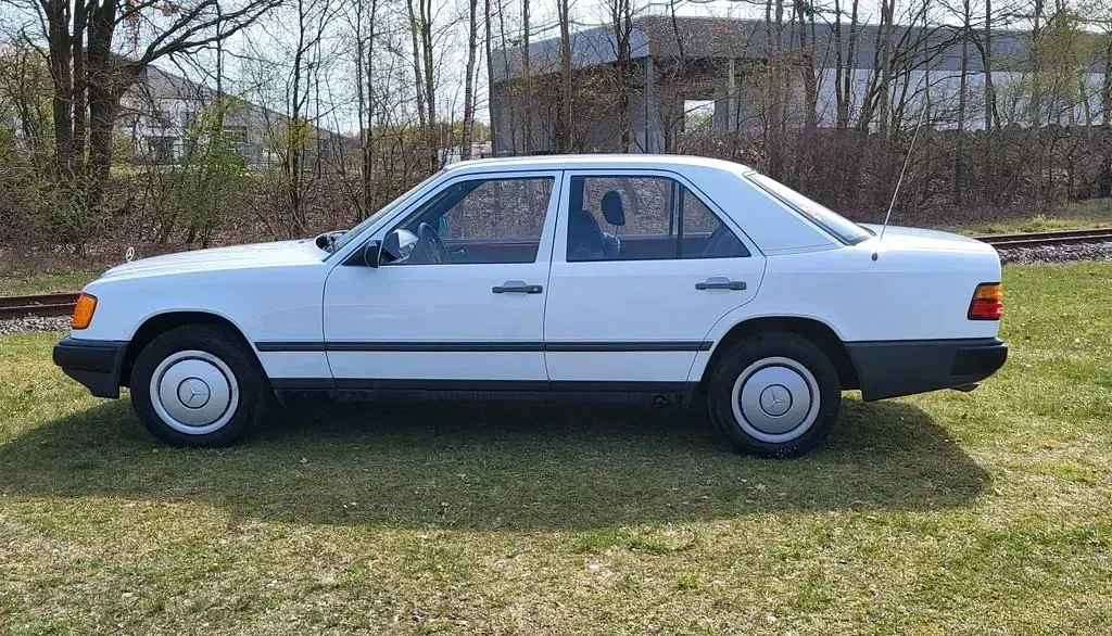 Gebraucht Mercedes 230 136 PS (100 kW) 1987 Weiß Limousine