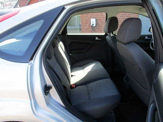 Second-hand Ford Focus 101 CP (74 kW) 2006 Argintiu Berlinǎ