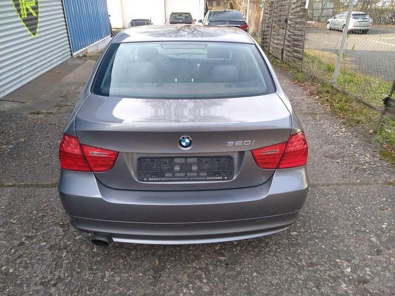 Gebraucht BMW 320 170 PS (125 kW) 2009 Schwarz Limousine