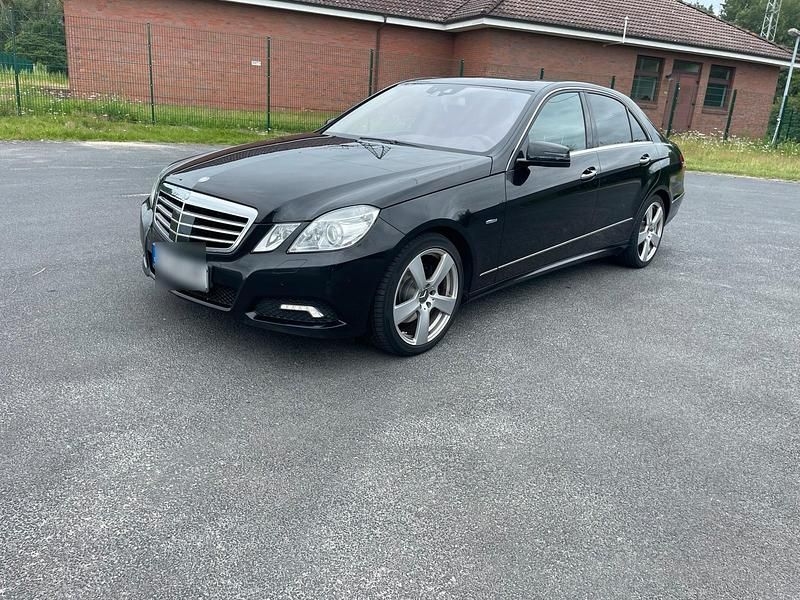 Schwarz Gebraucht 2010 Mercedes E350 Avantgarde Limousine | 10.500 € (Fairer Preis) - Bild 1/4